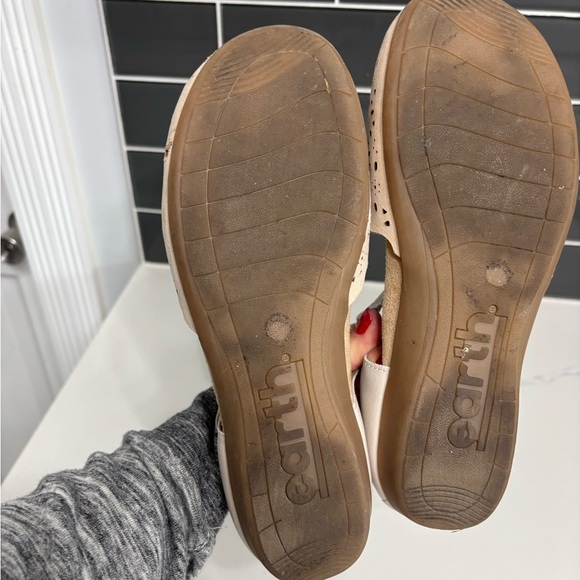 Earth Brynn Mary Jane Sandal Round Toe Beige Perforated Leather Size 8.5 - Picture 8 of 8